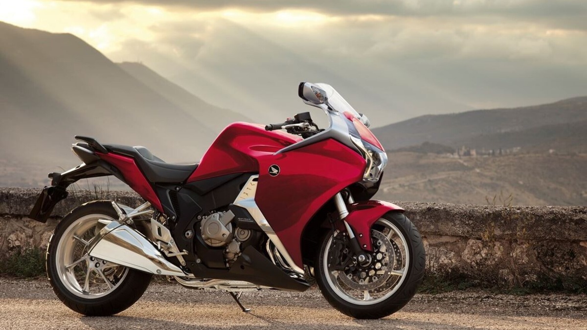 Honda, nuova V4 in arrivo? Un mito potrebbe rinascere: i pro e i contro