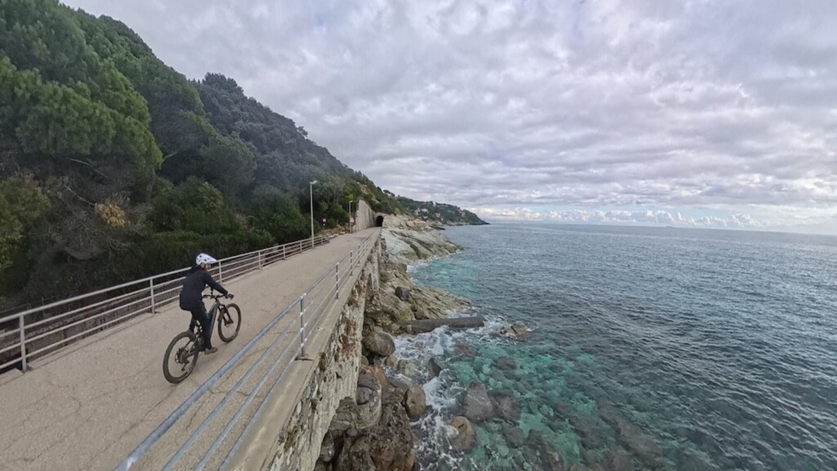Turismo, un viaggio tra mare e Appennino: Varazze in e-bike