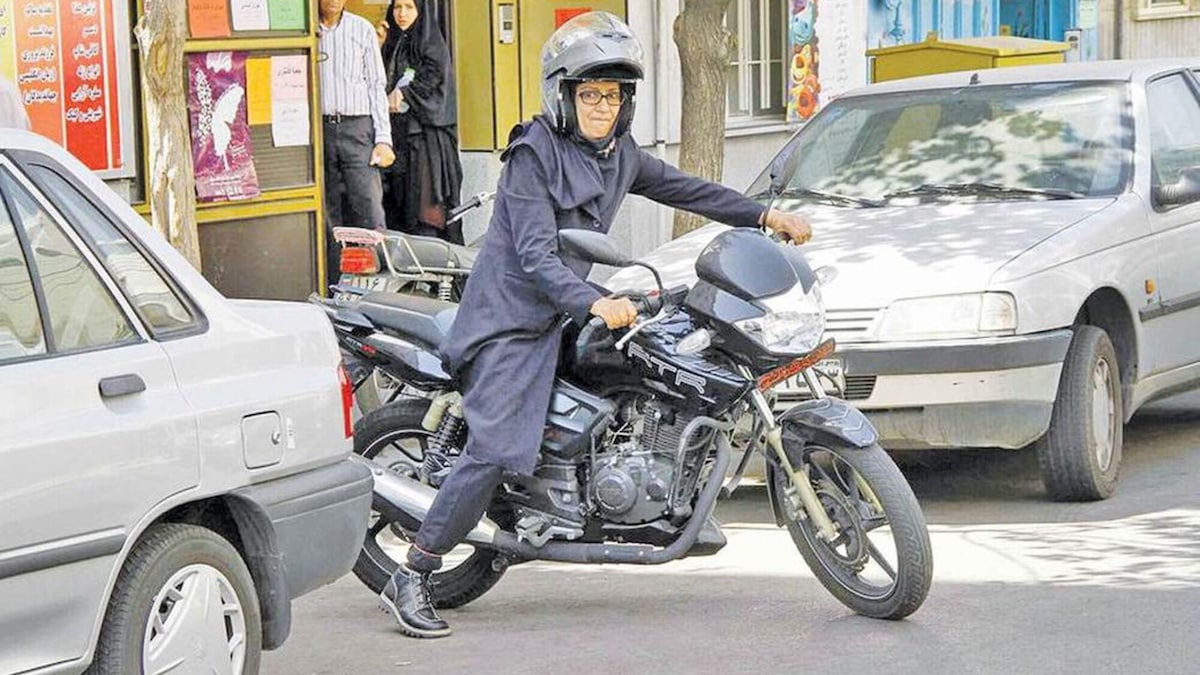Iran, la libertà delle donne corre su moto e scooter