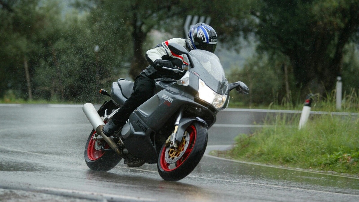 In moto con la pioggia: tutto quello che c'è da sapere