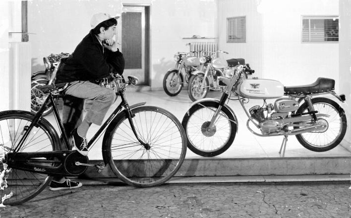 Cinquantini anni ’70: le foto di quando il motorino era libertà