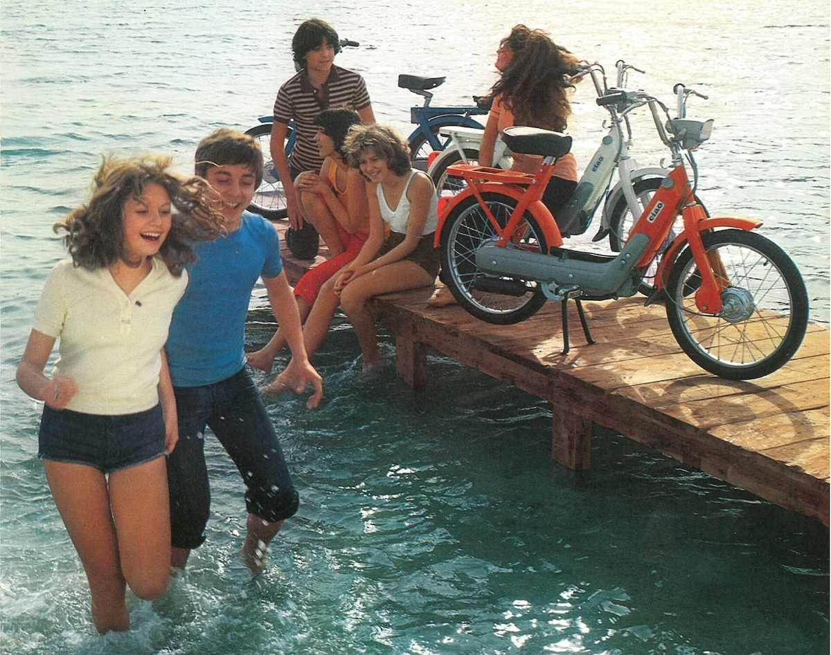 Cinquantini anni ’70: le foto di quando il motorino era libertà