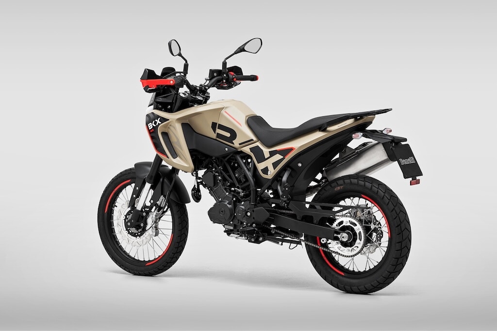 Le foto delle nuove Benelli BKX 125 e BKX 125 S: design, dettagli e stile