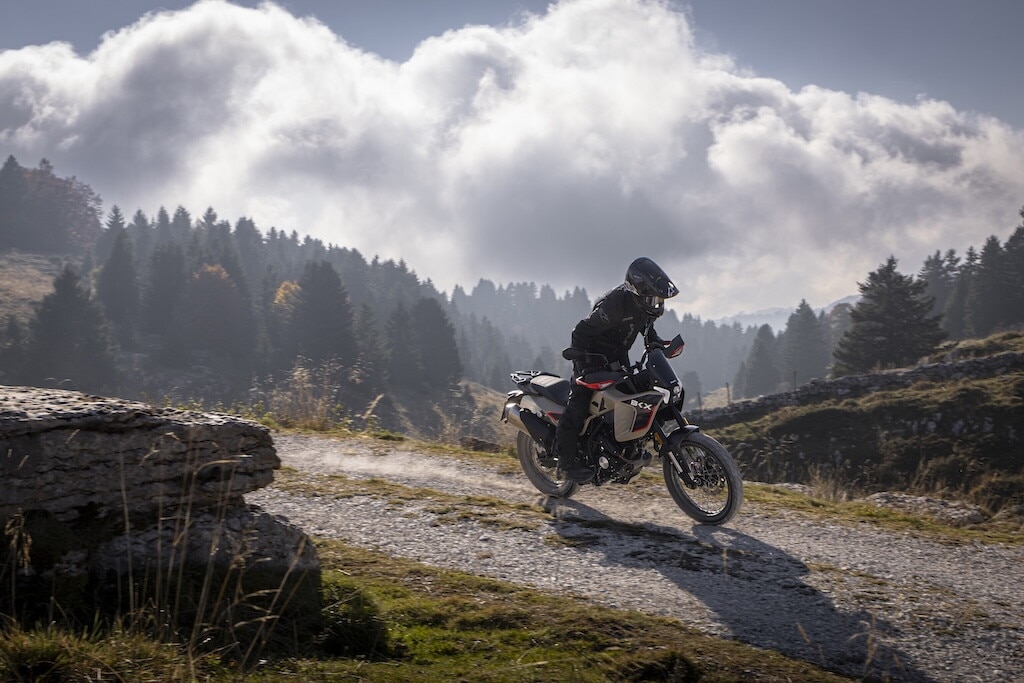 Le foto delle nuove Benelli BKX 125 e BKX 125 S: design, dettagli e stile