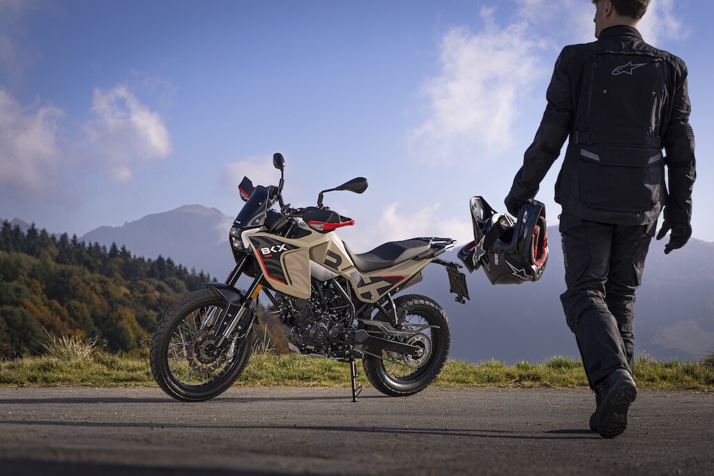 Le foto delle nuove Benelli BKX 125 e BKX 125 S: design, dettagli e stile