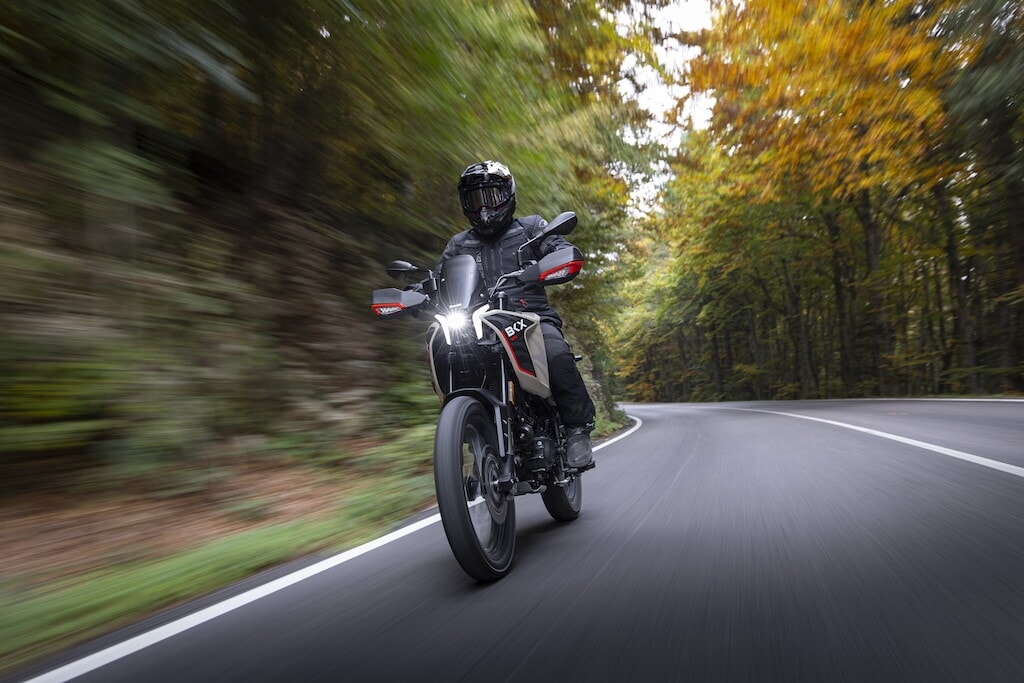 Le foto delle nuove Benelli BKX 125 e BKX 125 S: design, dettagli e stile