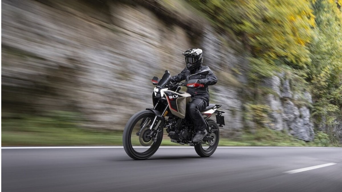 Le foto delle nuove Benelli BKX 125 e BKX 125 S: design, dettagli e stile