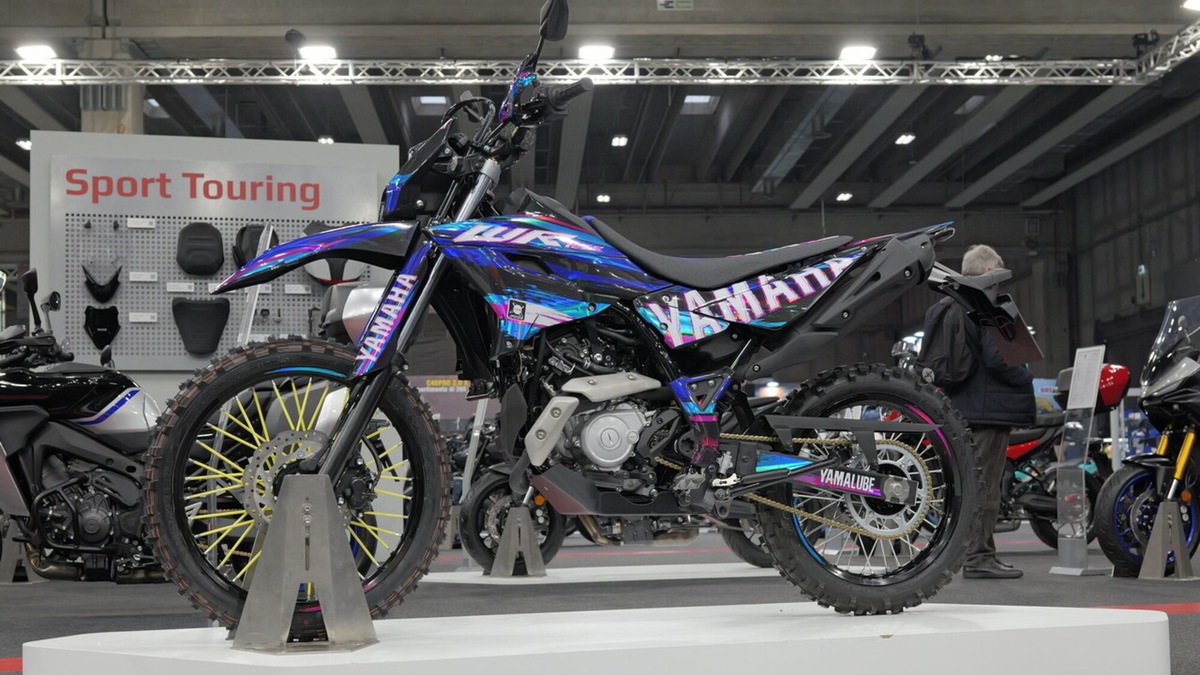 WR125R in versione... fluo: la special Yamaha che guarda allo stile anni '90