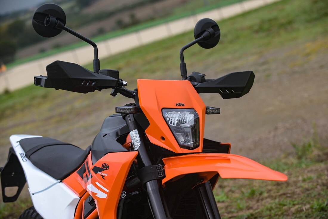 KTM 390 Enduro R: le foto della comparativa dual