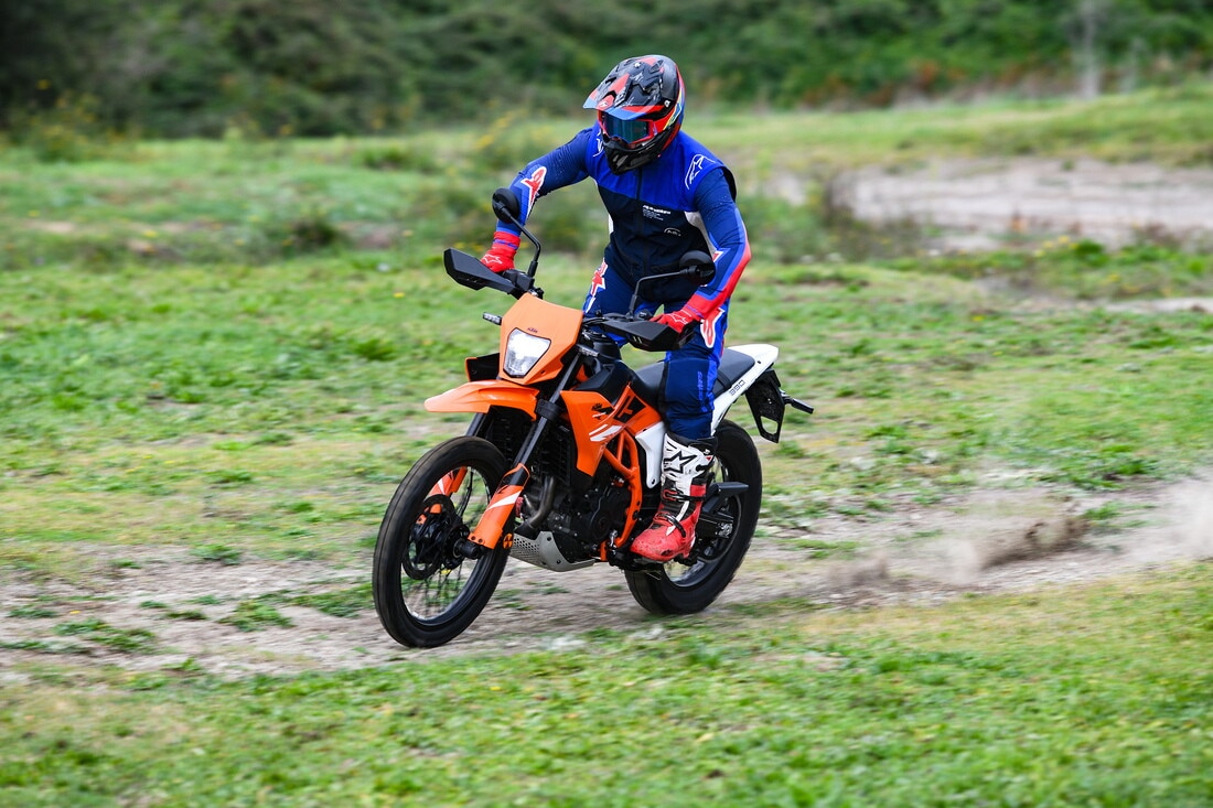KTM 390 Enduro R: le foto della comparativa dual