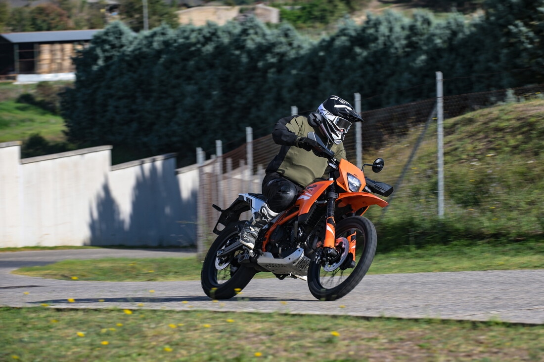 KTM 390 Enduro R: le foto della comparativa dual