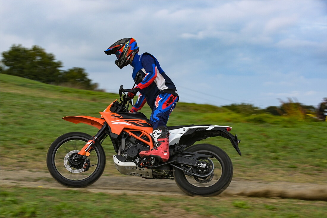 KTM 390 Enduro R: le foto della comparativa dual