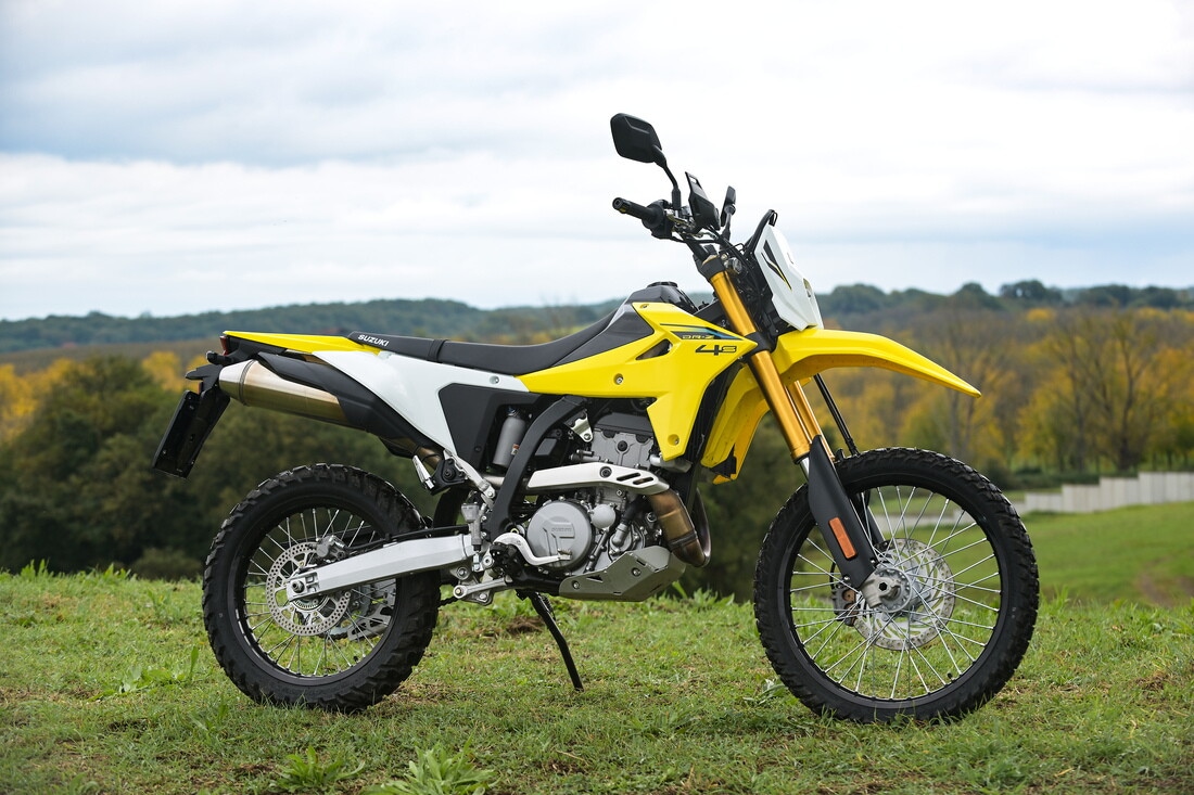 Suzuki DR-Z4S: le foto della comparativa dual