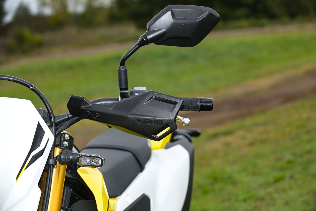 Suzuki DR-Z4S: le foto della comparativa dual