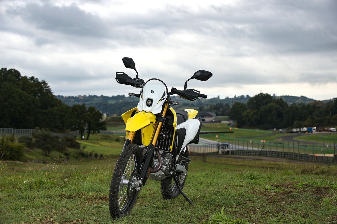 Suzuki DR-Z4S: le foto della comparativa dual