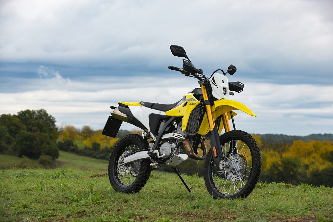 Suzuki DR-Z4S: le foto della comparativa dual