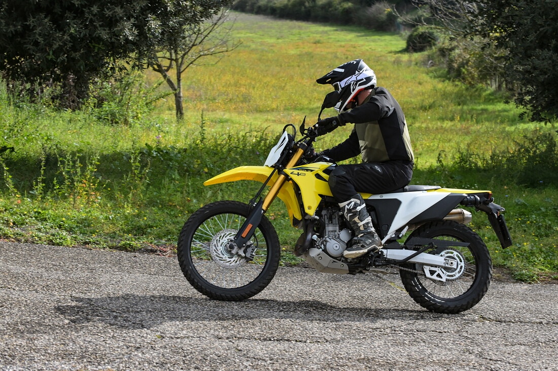 Suzuki DR-Z4S: le foto della comparativa dual