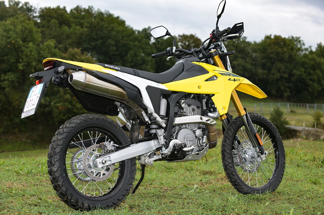 Suzuki DR-Z4S: le foto della comparativa dual