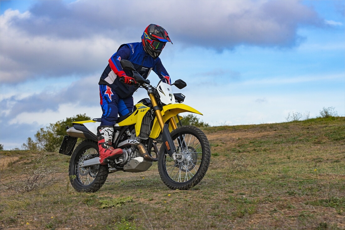 Suzuki DR-Z4S: le foto della comparativa dual