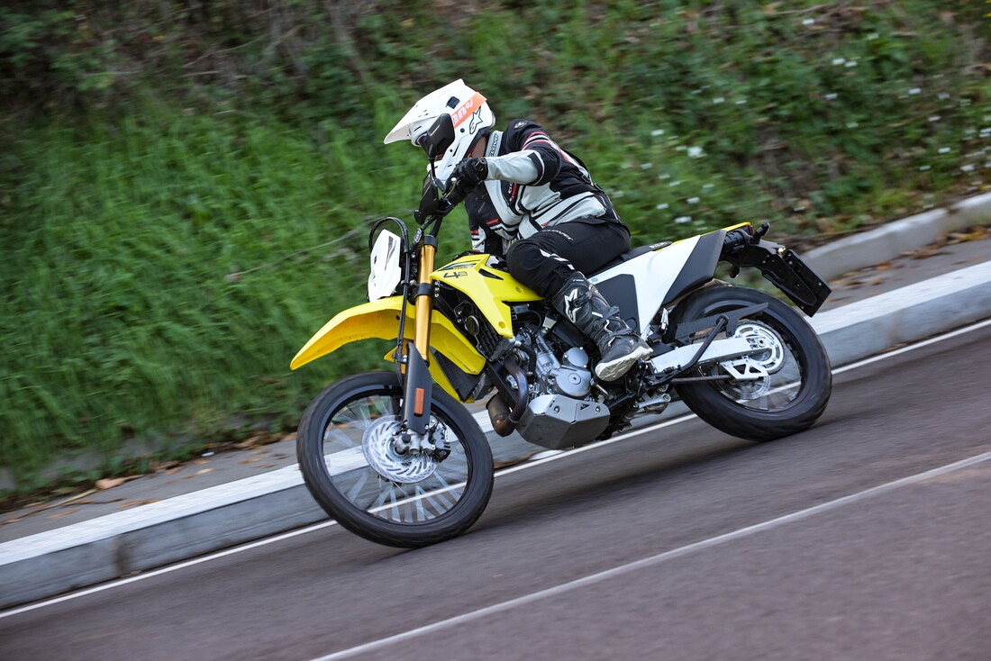 Suzuki DR-Z4S: le foto della comparativa dual