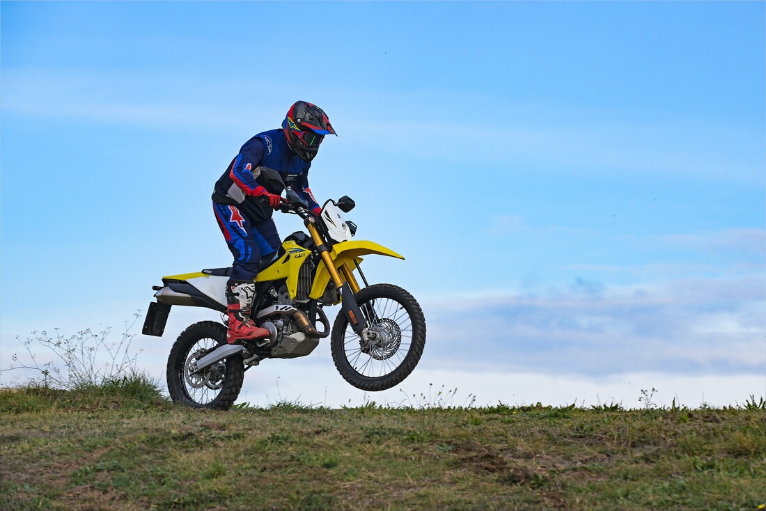 Suzuki DR-Z4S: le foto della comparativa dual