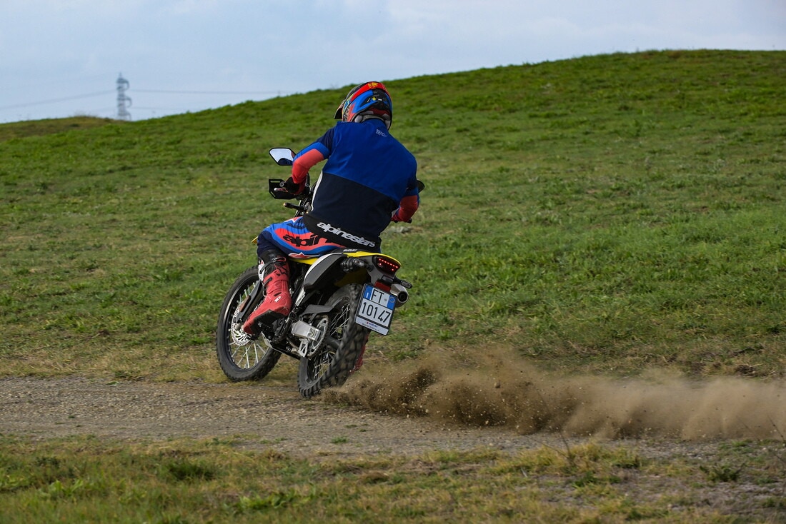 Suzuki DR-Z4S: le foto della comparativa dual