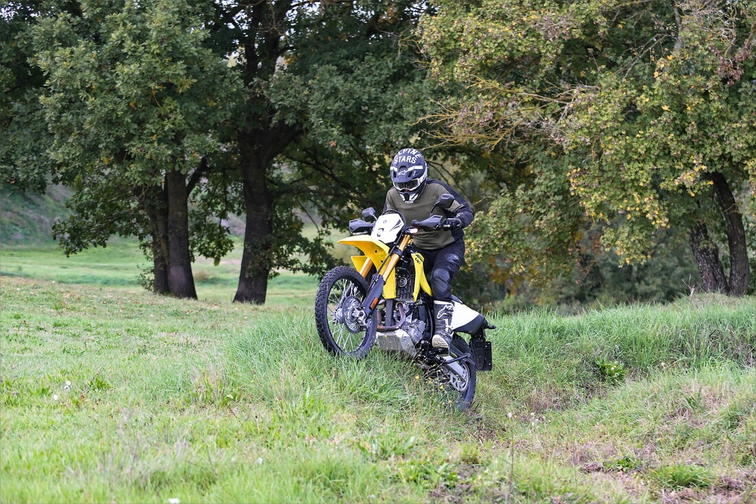 Suzuki DR-Z4S: le foto della comparativa dual