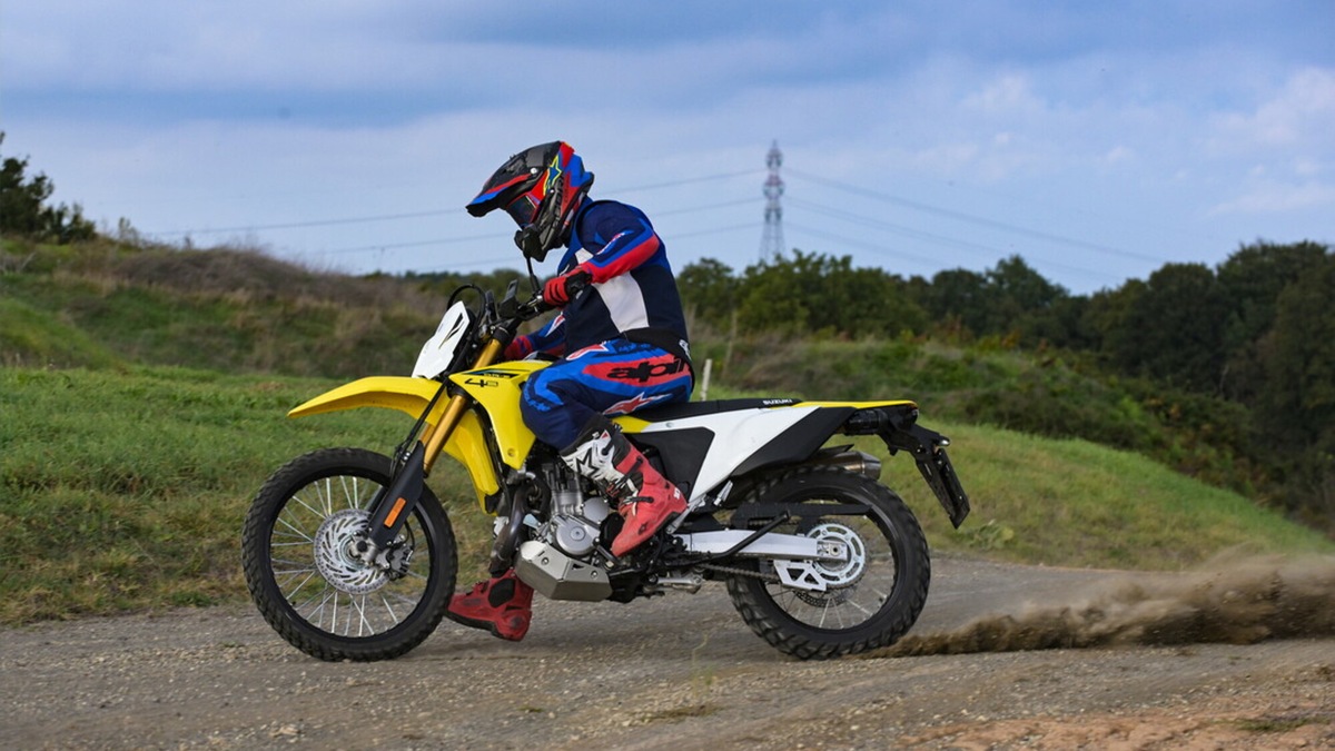 Suzuki DR-Z4S: le foto della comparativa dual