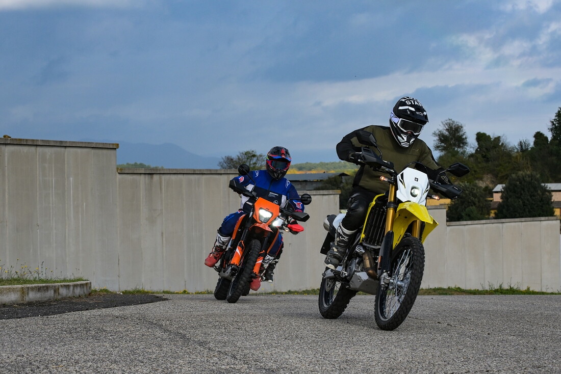 Honda CRF300L vs KTM 390 Enduro R vs Suzuki DR-Z4S: le migliori foto della comparativa dual purpose