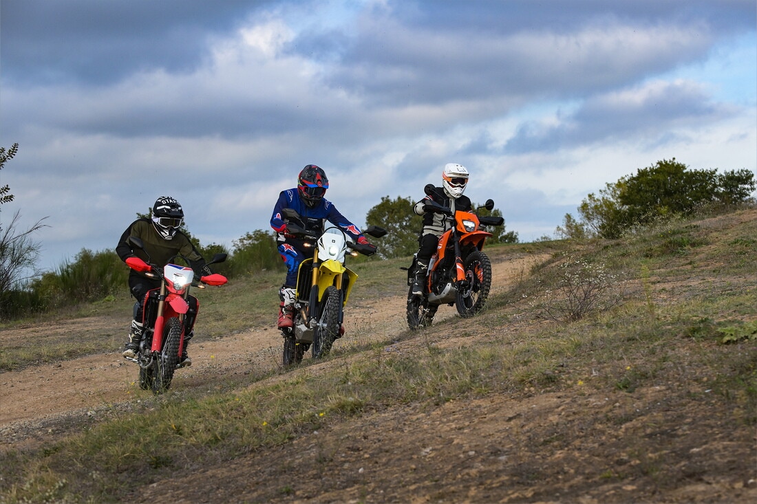 Honda CRF300L vs KTM 390 Enduro R vs Suzuki DR-Z4S: le migliori foto della comparativa dual purpose