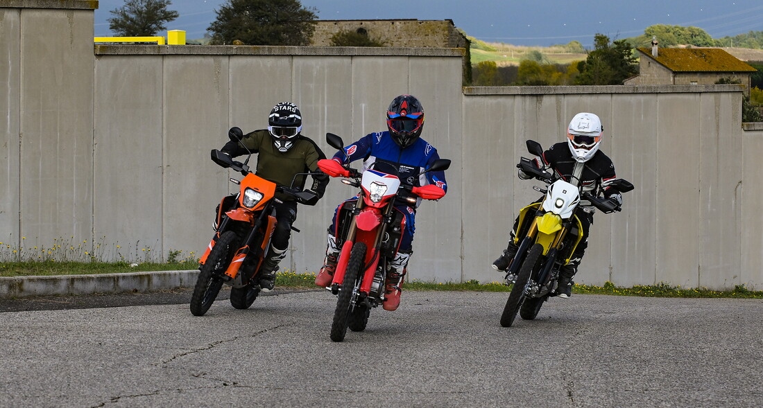 Honda CRF300L vs KTM 390 Enduro R vs Suzuki DR-Z4S: le migliori foto della comparativa dual purpose