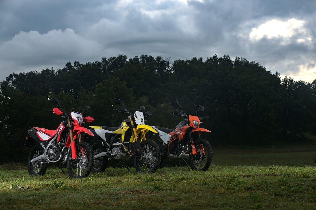 Honda CRF300L vs KTM 390 Enduro R vs Suzuki DR-Z4S: le migliori foto della comparativa dual purpose