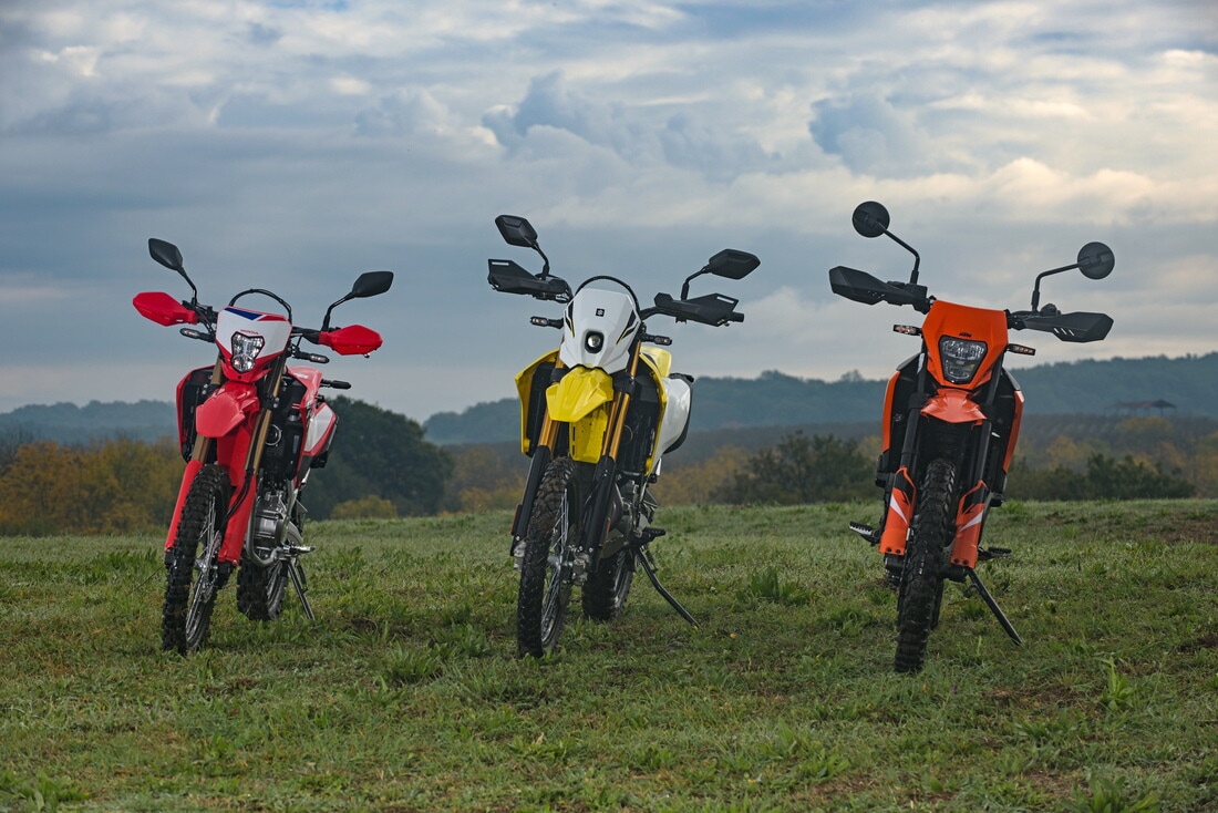 Honda CRF300L vs KTM 390 Enduro R vs Suzuki DR-Z4S: le migliori foto della comparativa dual purpose
