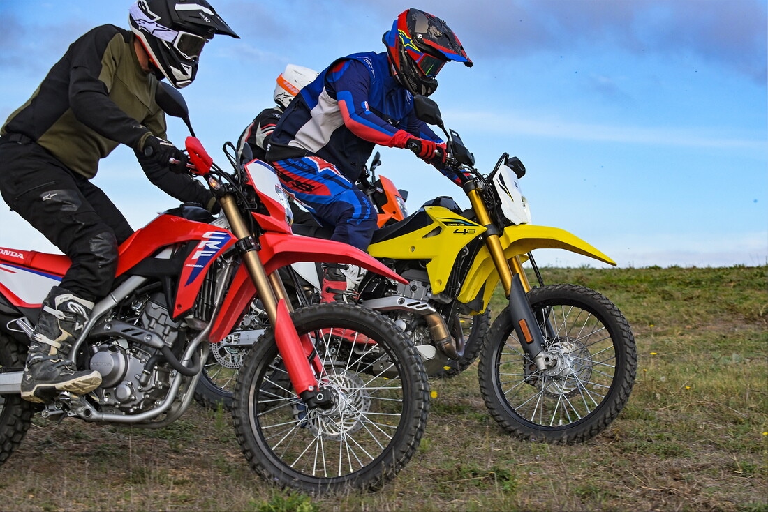 Honda CRF300L vs KTM 390 Enduro R vs Suzuki DR-Z4S: le migliori foto della comparativa dual purpose