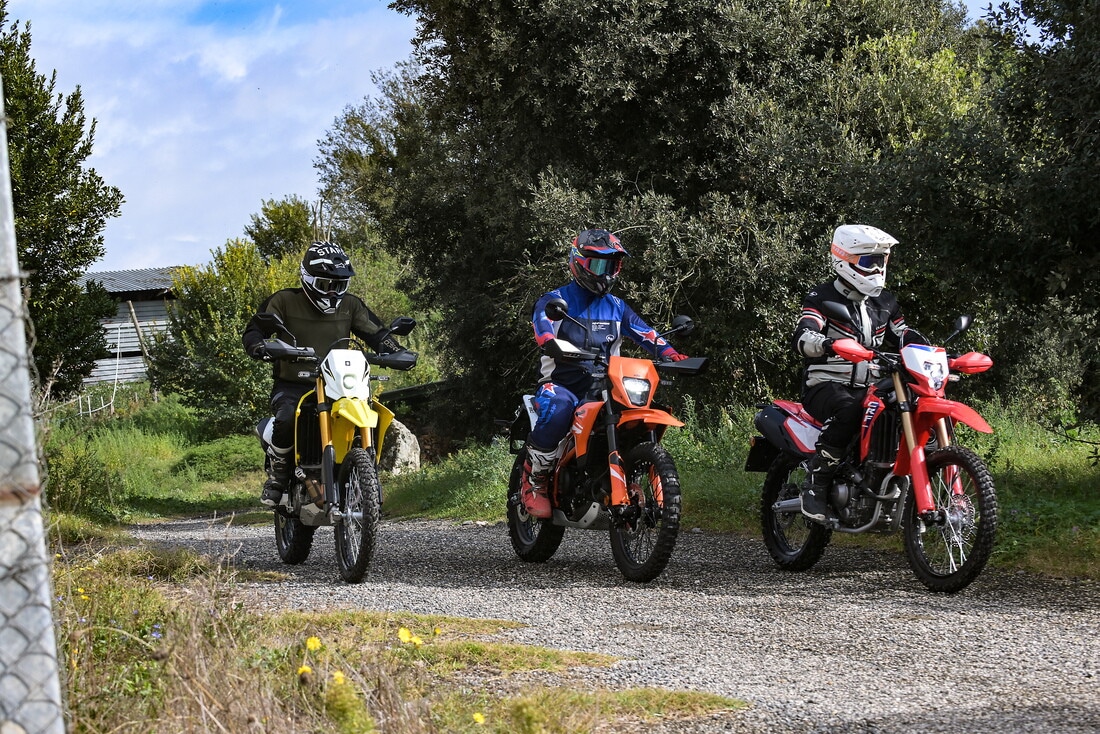 Honda CRF300L vs KTM 390 Enduro R vs Suzuki DR-Z4S: le migliori foto della comparativa dual purpose