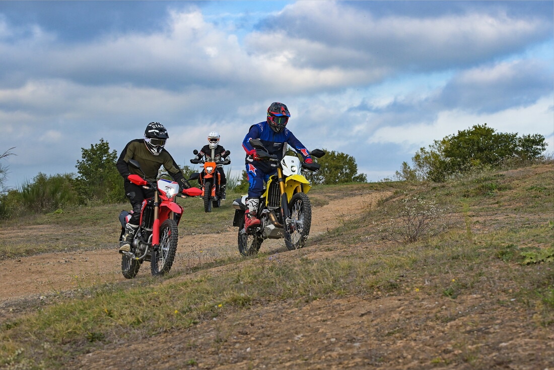 Honda CRF300L vs KTM 390 Enduro R vs Suzuki DR-Z4S: le migliori foto della comparativa dual purpose