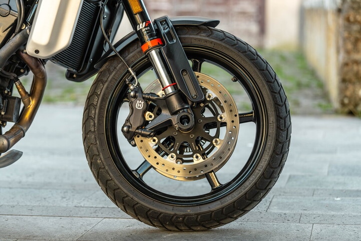 Husqvarna Svartpilen 801 L: focus sui dettagli | FOTO