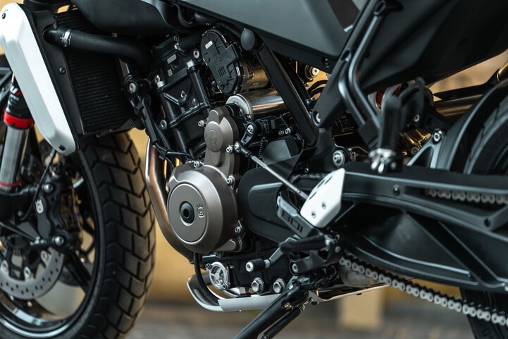 Husqvarna Svartpilen 801 L: focus sui dettagli | FOTO