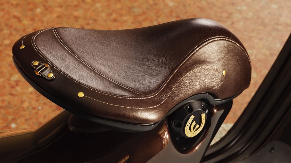 Vespa 946 Horse: le foto che mostrano come l’eleganza equestre prenda forma