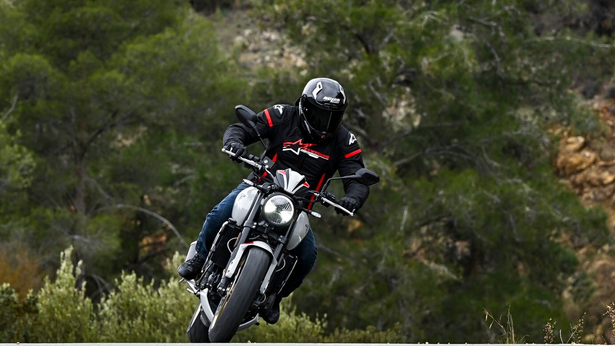 Test Triumph Trident 800: le foto dinamiche