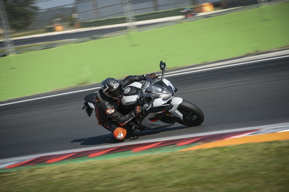 CFMOTO 675 SR-R: le foto della comparativa delle sportive cinesi