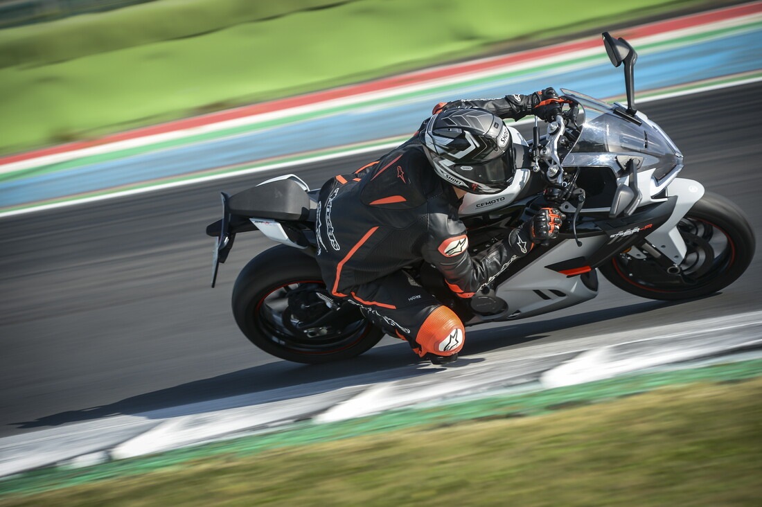 CFMOTO 675 SR-R: le foto della comparativa delle sportive cinesi