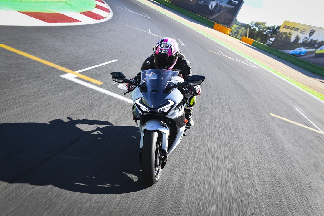 CFMOTO 675 SR-R: le foto della comparativa delle sportive cinesi