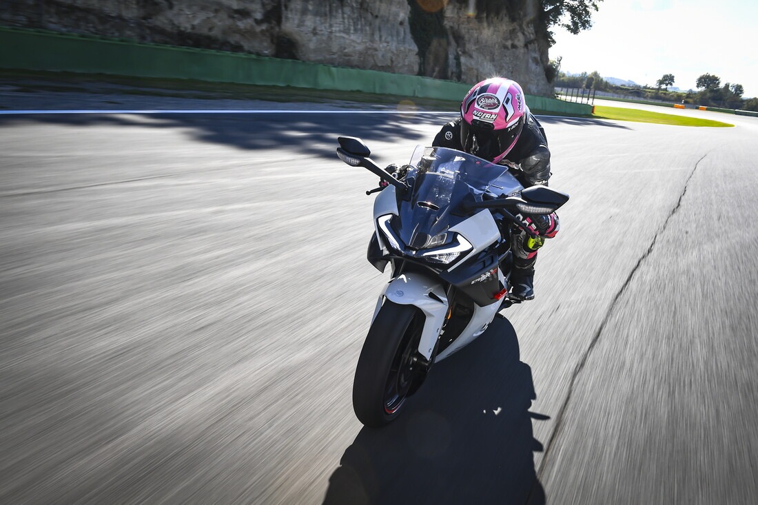 CFMOTO 675 SR-R: le foto della comparativa delle sportive cinesi