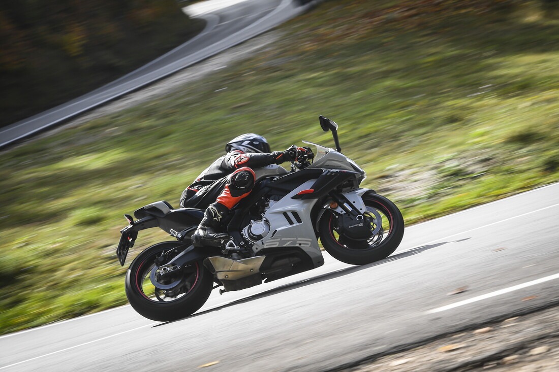 CFMOTO 675 SR-R: le foto della comparativa delle sportive cinesi