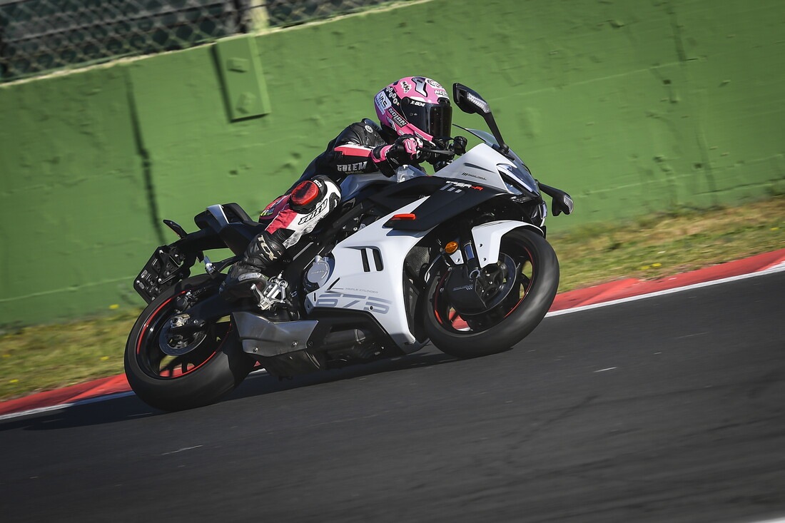 CFMOTO 675 SR-R: le foto della comparativa delle sportive cinesi