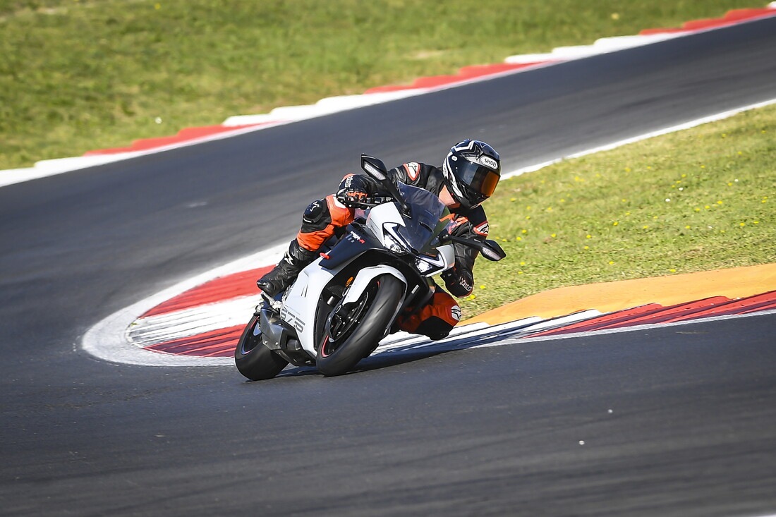 CFMOTO 675 SR-R: le foto della comparativa delle sportive cinesi