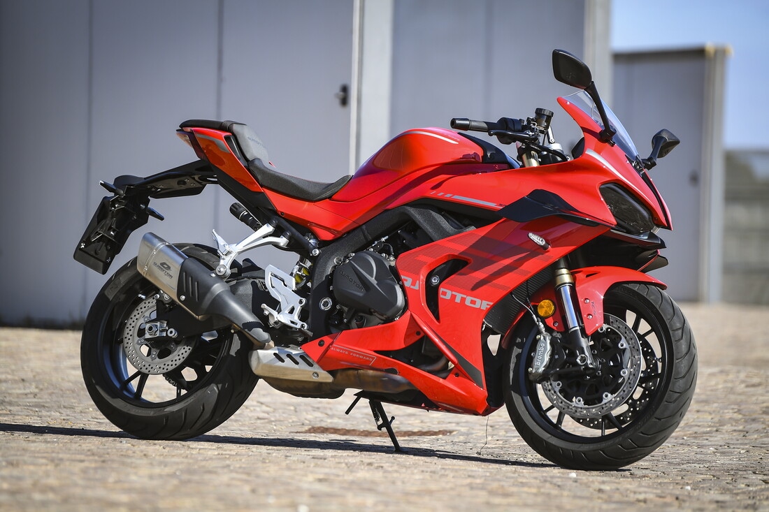 QJ Motor SRK 800 RR : le foto della comparativa delle sportive cinesi