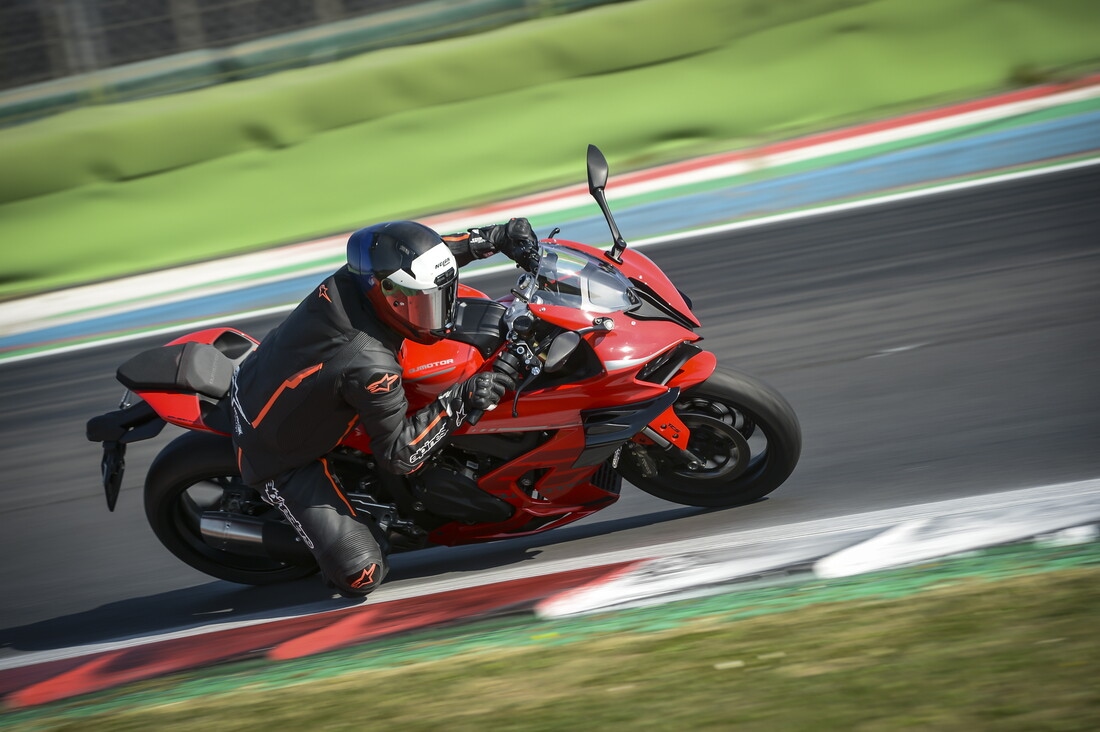 QJ Motor SRK 800 RR : le foto della comparativa delle sportive cinesi