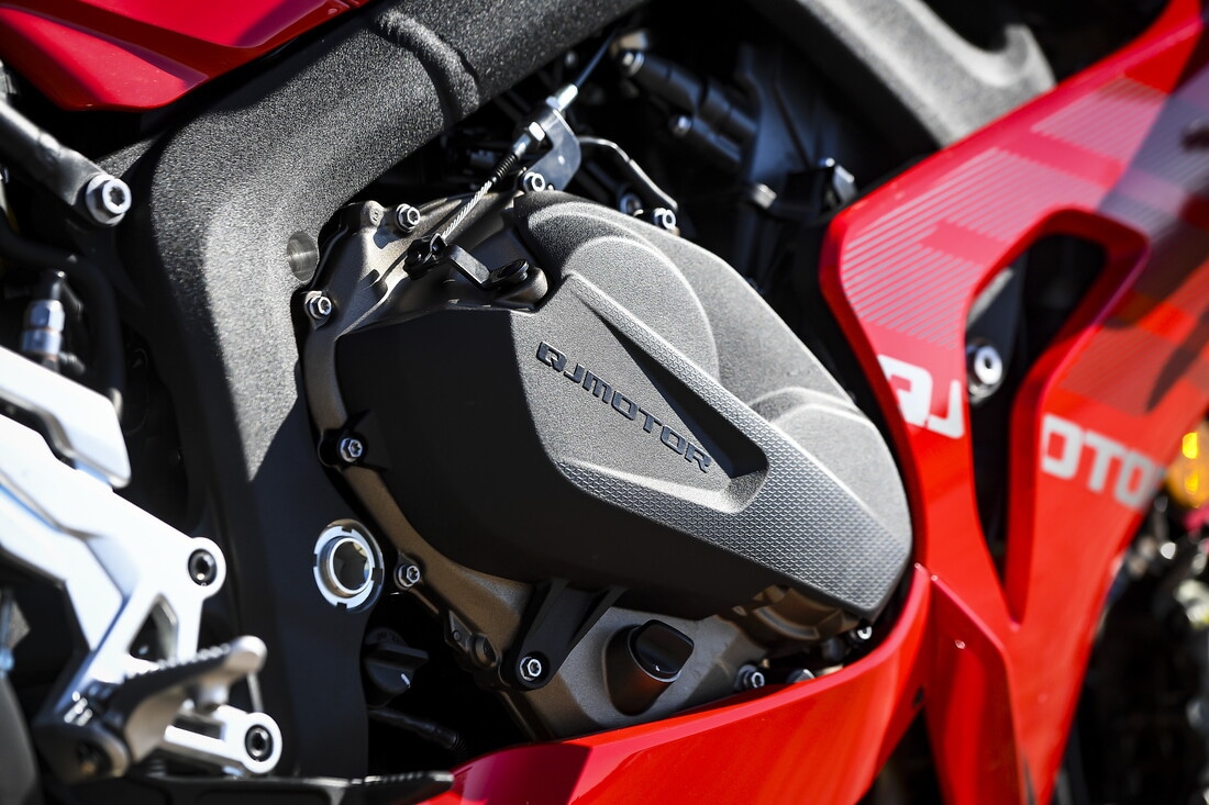 QJ Motor SRK 800 RR : le foto della comparativa delle sportive cinesi